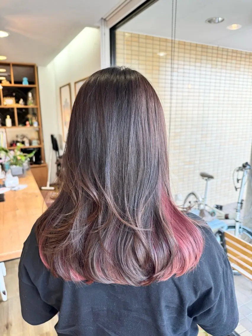 ロング カラー アッシュ アッシュブラック 黒髪 ピンクカラー ヘアカラー トリートメント ツキダテ ユイのヘアスタイル