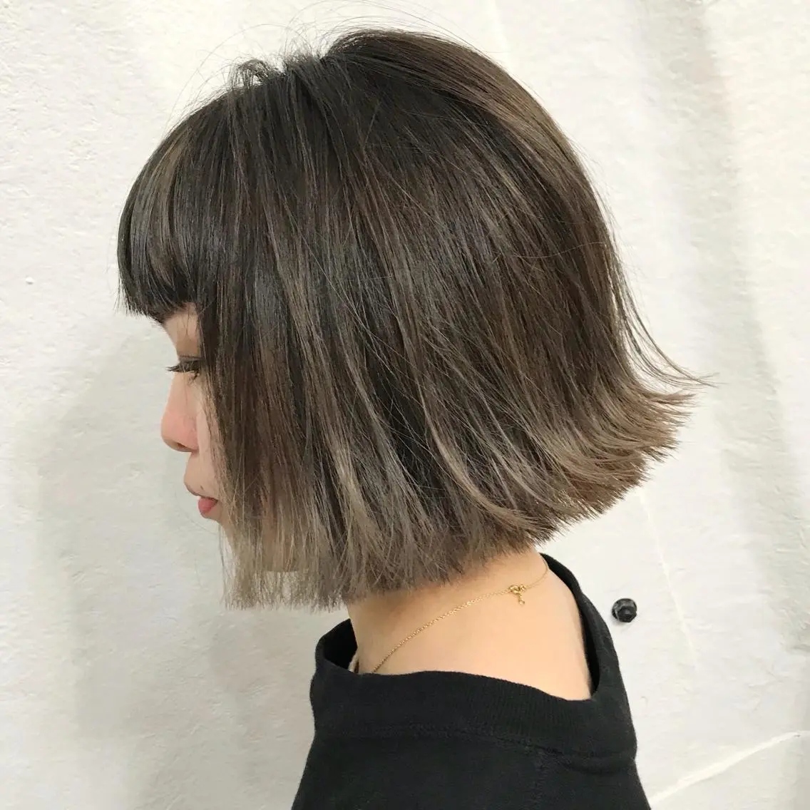 ショート カラー ブリーチ グレージュ タンバルモリ 外ハネヘア K-POP好き美容師 🇰🇷Kai.Yのヘアスタイル