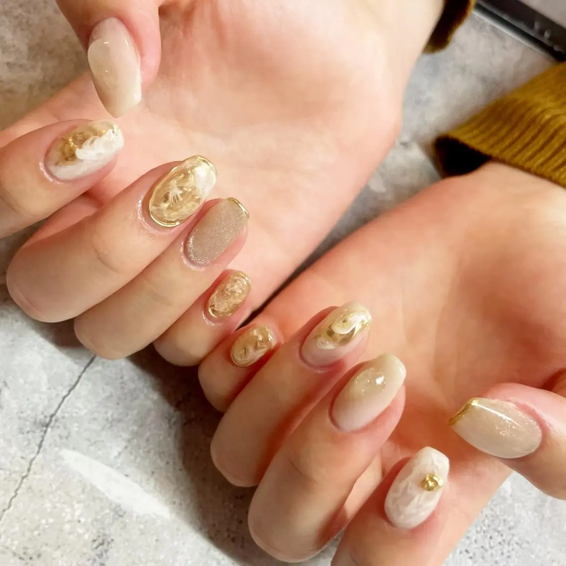ネイル ゴールド ニュアンスネイル ホワイト Classy: Mizukiのネイルデザイン