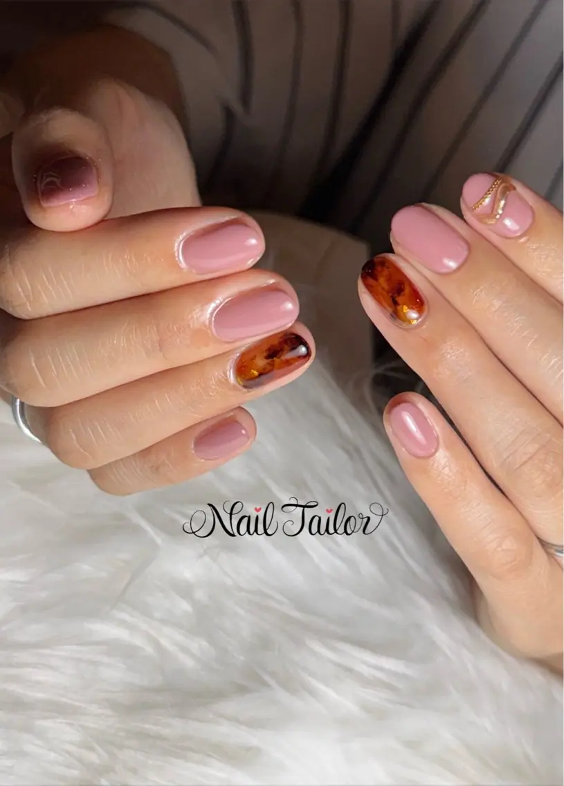 ネイル べっ甲ネイル ブラウン ニュアンスネイル オフィスネイル ピンク ハンドネイル NailTailor ネイルテイラーのネイルデザイン