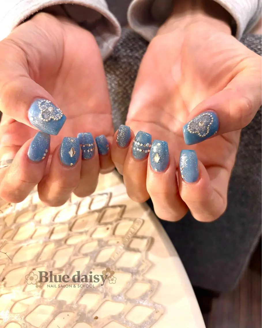 ネイル ブルー 春ネイル ハンドネイル Blue daisy 栄本店のネイルデザイン
