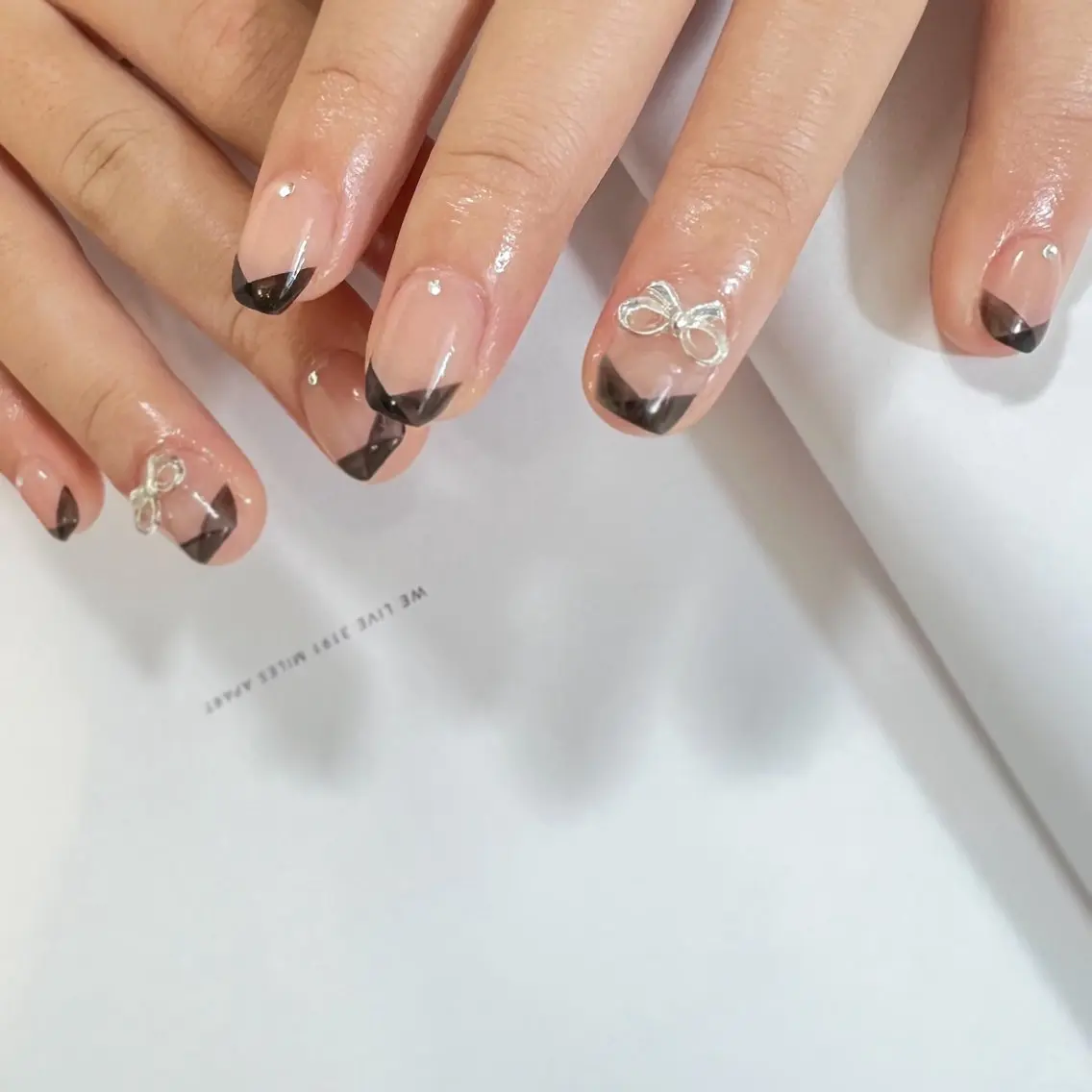 ネイル 成人式 フレンチネイル リボン スクエアネイル 冬ネイル ハンドネイル pointillé .ayaのネイルデザイン