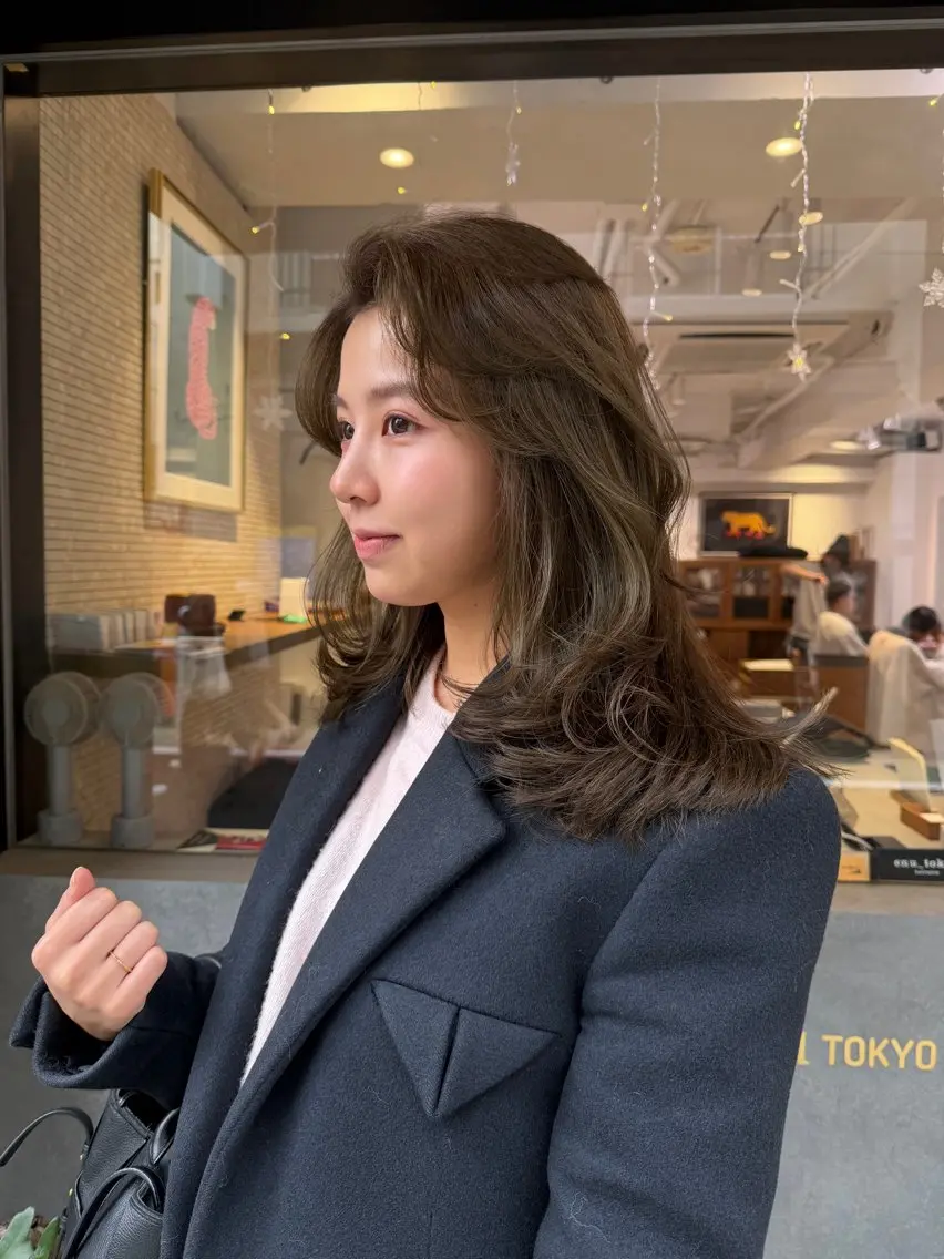 ミディアム カラー ベージュカラー オリーブベージュ レイヤーカット ARISA 学芸大学/海外ヘアのヘアスタイル