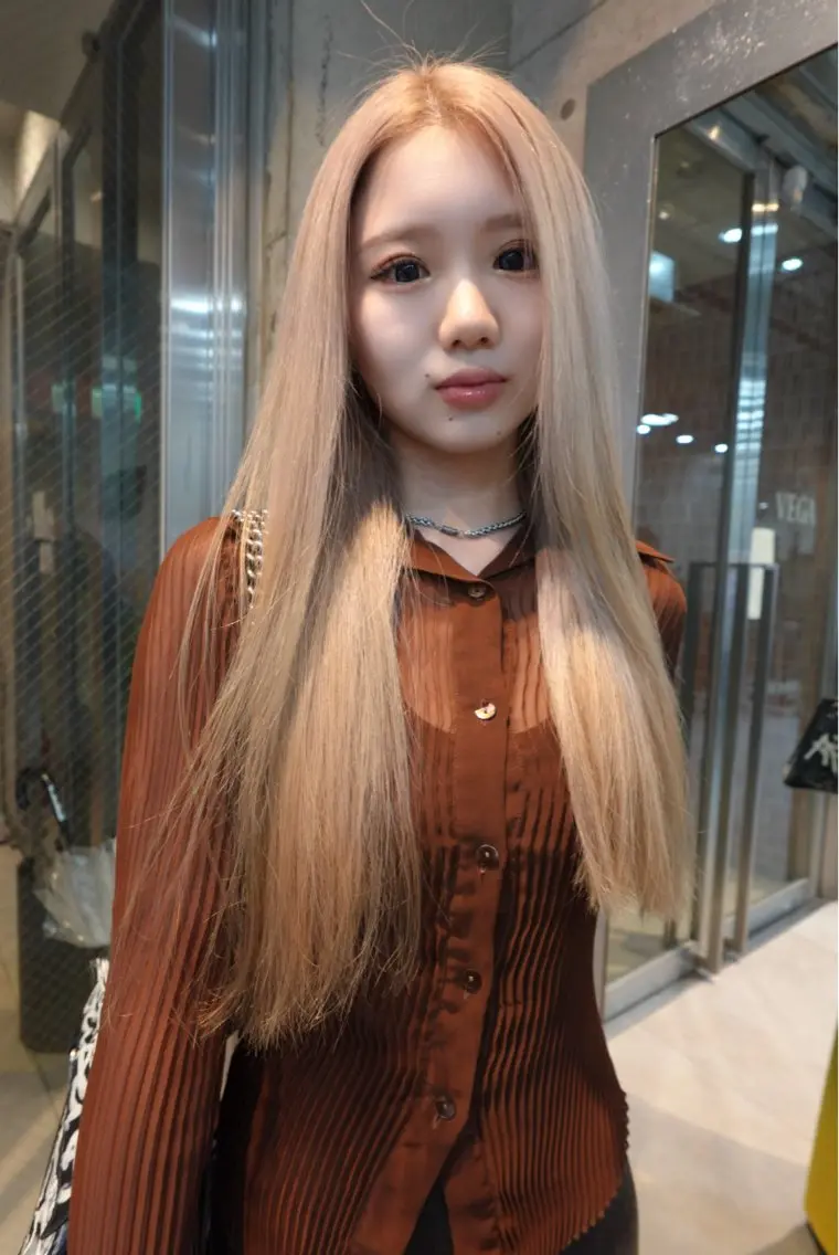 ロング ロング ヘアカラー トリートメント SAYA/ハイトーン カラー/ブリーチのヘアスタイル