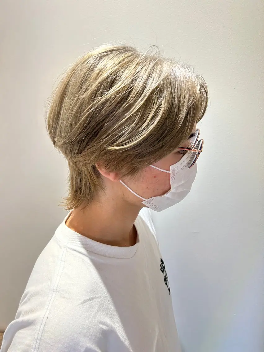 ショート カラー ベージュカラー ブリーチ ハイトーンカラー ハイトーンベージュ レイヤーカット 鈴木豪真 【🎨ブリーチ】のヘアスタイル