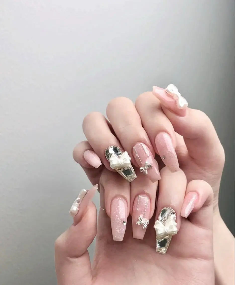 ネイル キラキラネイル マグネットネイル ぷっくりネイル 春ネイル ワンホンネイル ハンドネイル Lyna 池袋のネイルデザイン