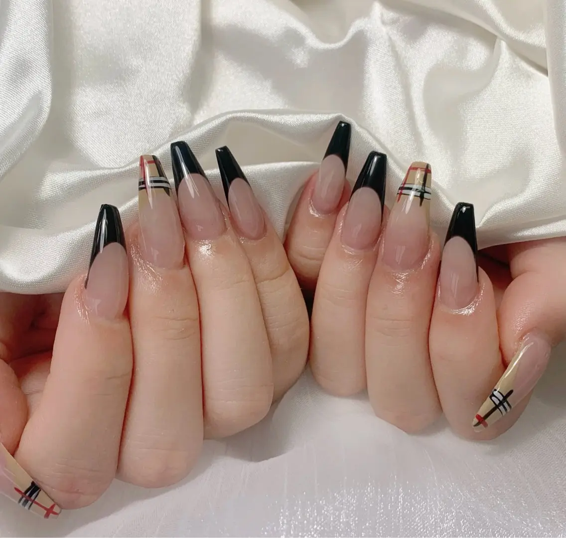 ネイル フラワーネイル フレンチネイル ガーリー キラキラネイル 韓国ネイル ハンドネイル ハンドケア Ami Meliaのネイルデザイン