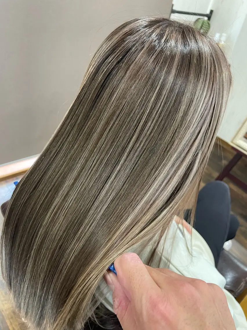 ロング カラー ブリーチ ケアブリーチ ハイライトカラー ハイライト カット ヘアカラー トリートメント 西川 敏夫のヘアスタイル
