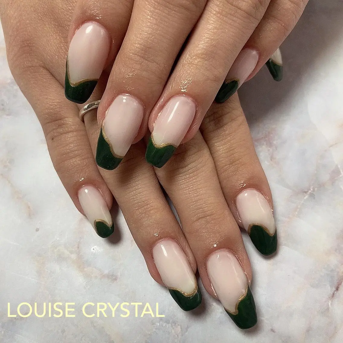 ネイル グリーン ハンドネイル LOUISE CRYSTALのネイルデザイン