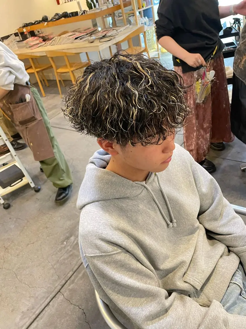 🟦メンズカット+波巻きパーマ+ハイライト+ショートトリートメント🟥の写真