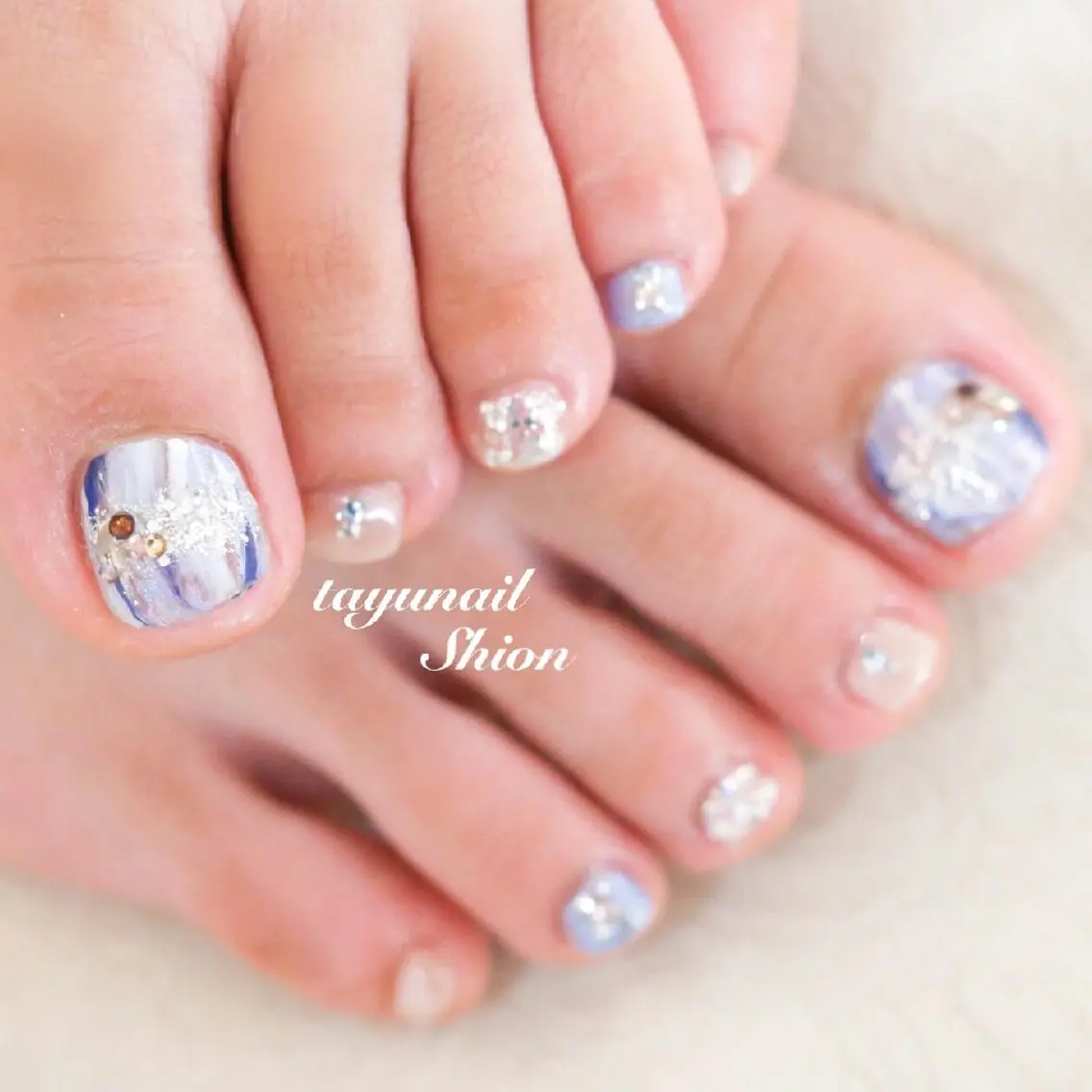 ネイル ブルー フットネイル ジェルネイル キラキラネイル ラメ(グリッター) ネイルサロン 【たゆnail】のネイルデザイン