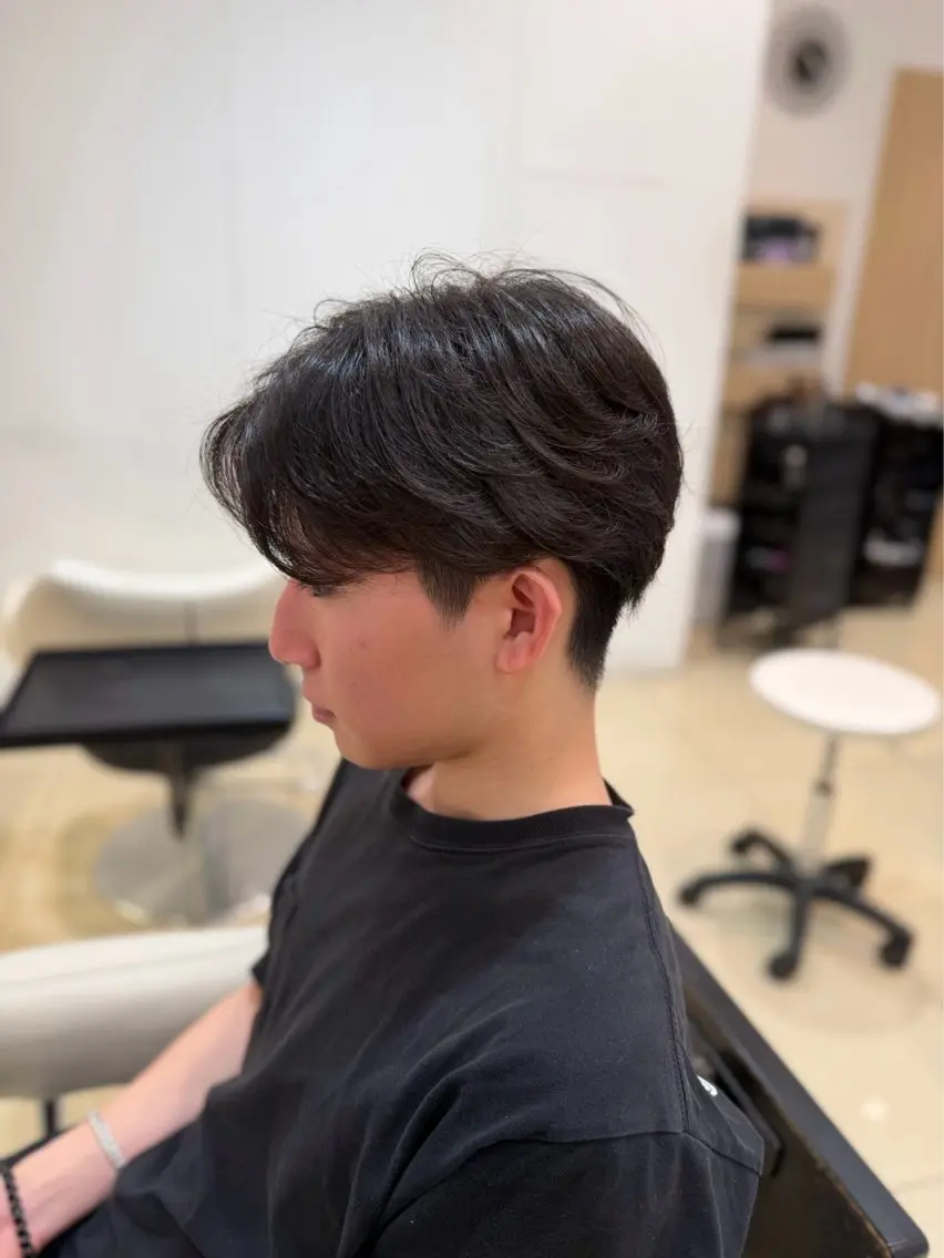 パーマ メンズ センターパート フェザーパーマ メンズパーマ カット パーマ Ash 中目黒 浦野 遥のヘアスタイル