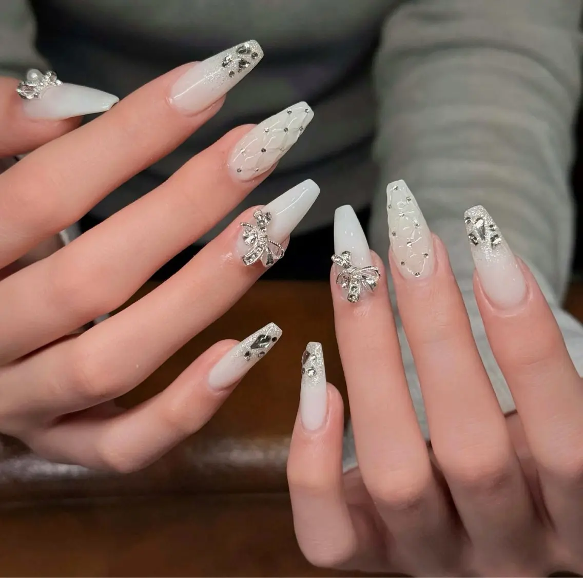 ネイル オーロラネイル ブルー チークネイル フットネイル フレンチネイル ハンドネイル GIN NAILのネイルデザイン