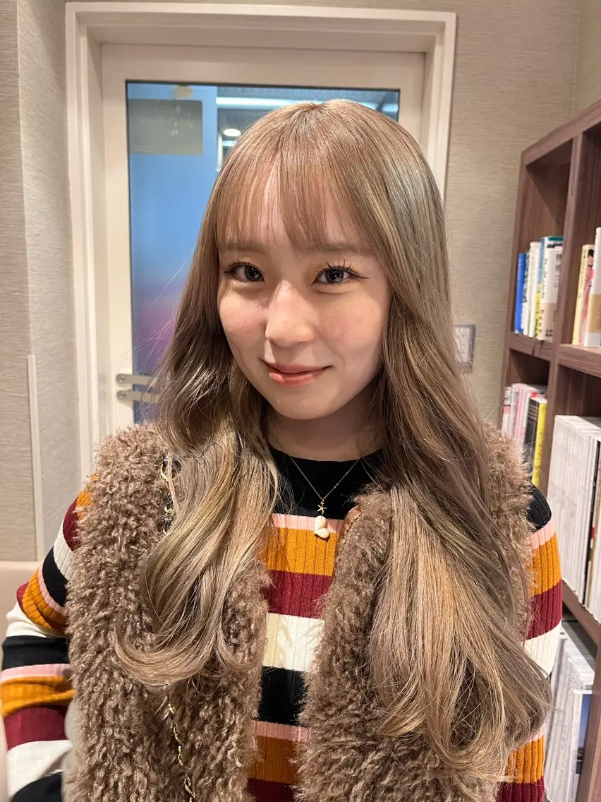 ロング カラー ベージュカラー ブリーチ イヤリングカラー ミルクティーベージュ 縮毛矯正 dogstar小林諒 パーマ/レイヤーのヘアスタイル