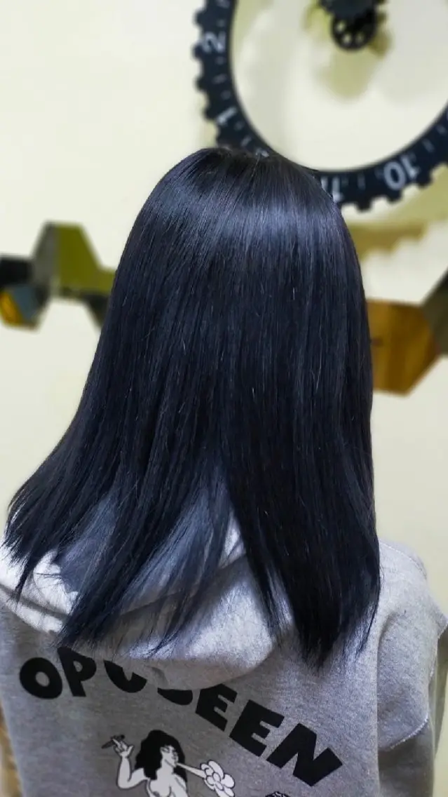 ミディアム カラー 黒髪 ブルーカラー ブルーブラック ダブルカラー ナオ ヤのヘアスタイル