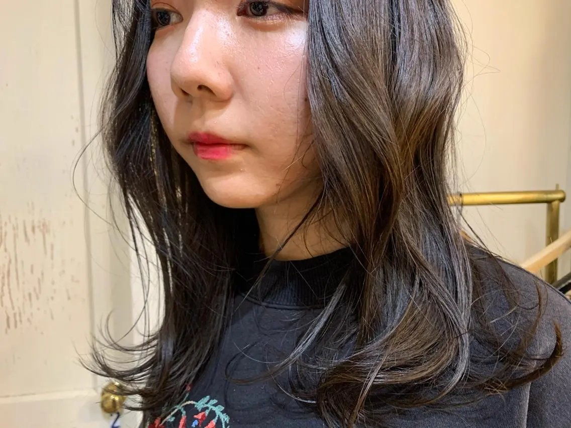 ミディアム カット ヘアカラー コヤマ ナミのヘアスタイル