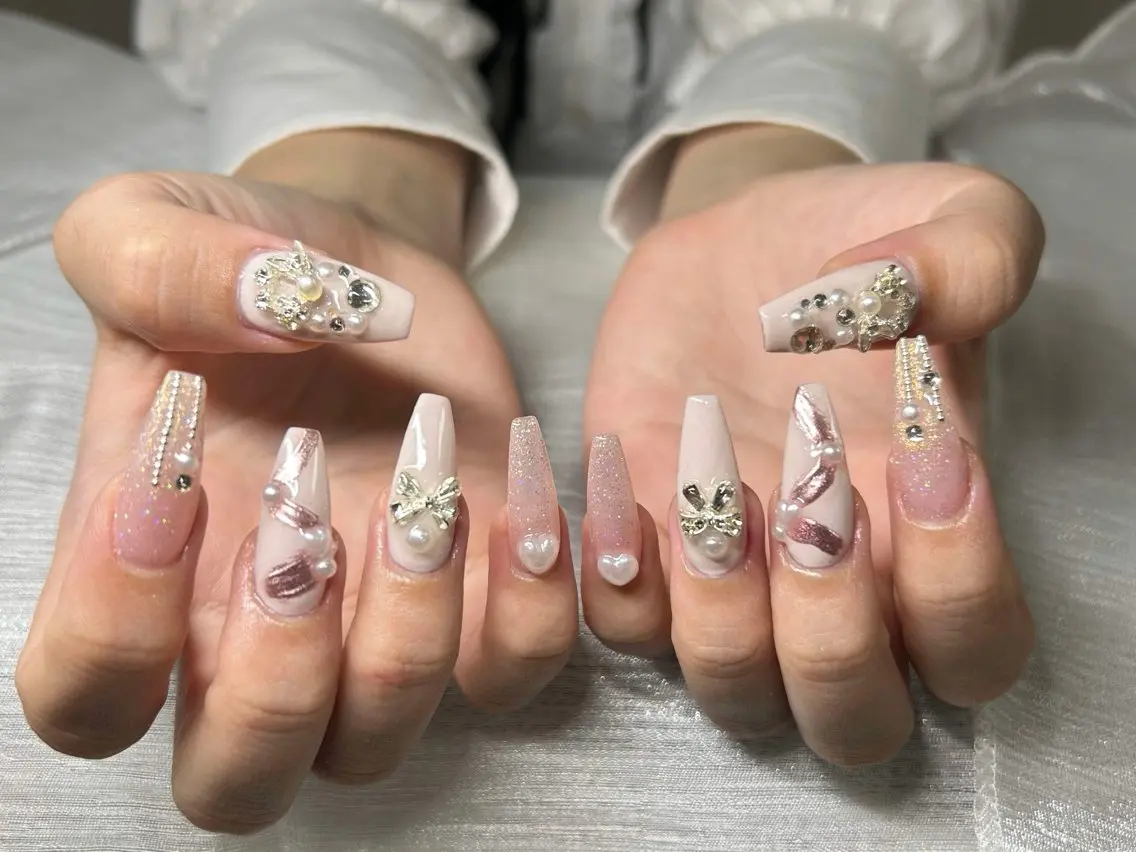 ネイル マグネットネイル ピンク ネイルチップ 冬ネイル クリスマス ハンドネイル Lee Nailsのネイルデザイン