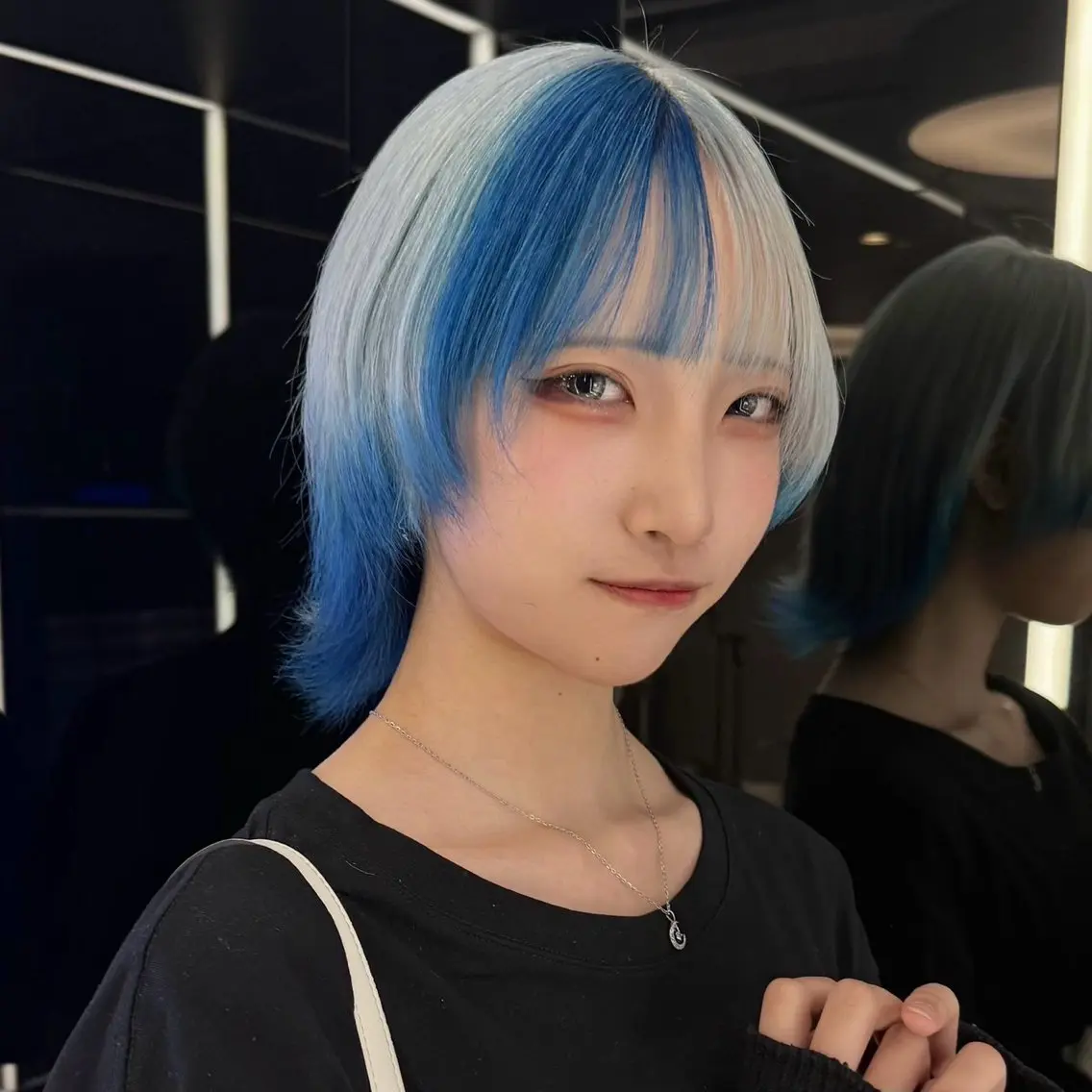 ショート がわ/ハイレイヤー /ハイトーンカラーのヘアスタイル