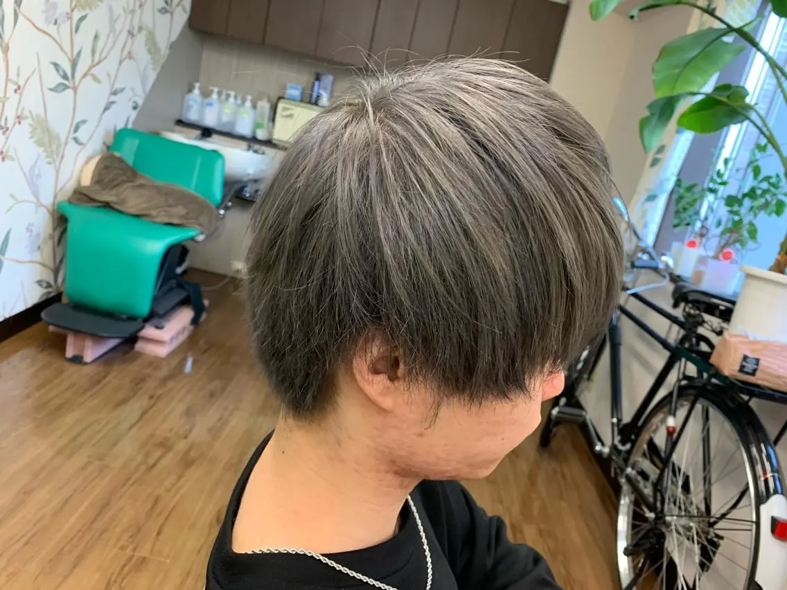 カラー メンズ メンズブリーチ ブリーチ シルバー 川久保 貴章のヘアスタイル