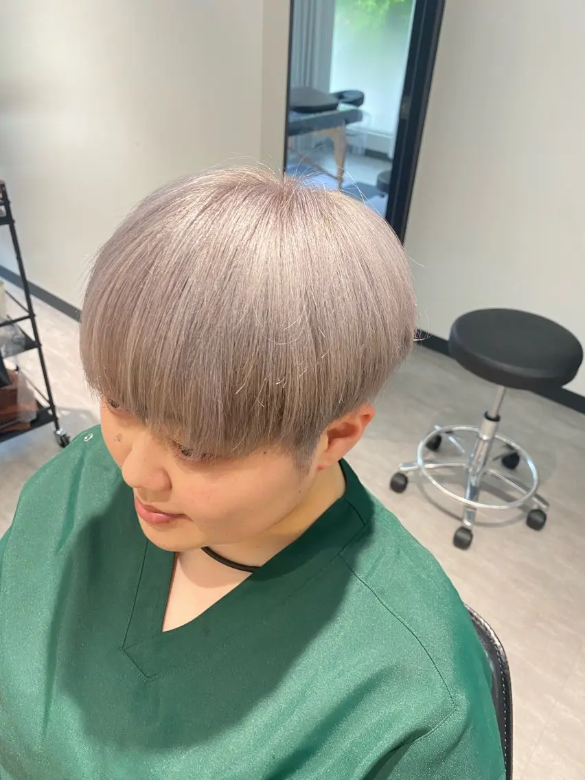 カラー ブリーチ シルバー ホワイトシルバー 橋本 彩のヘアスタイル