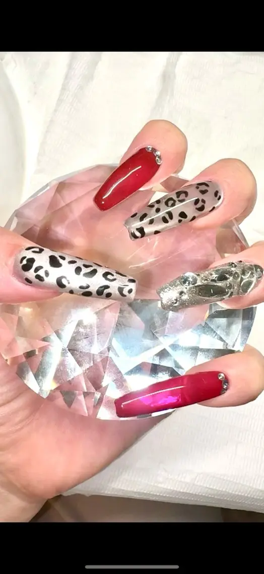 ネイル アニマル柄 ボルドー マグネットネイル シルバー ストーンネイル 新宿マグネット Mii Nailのネイルデザイン