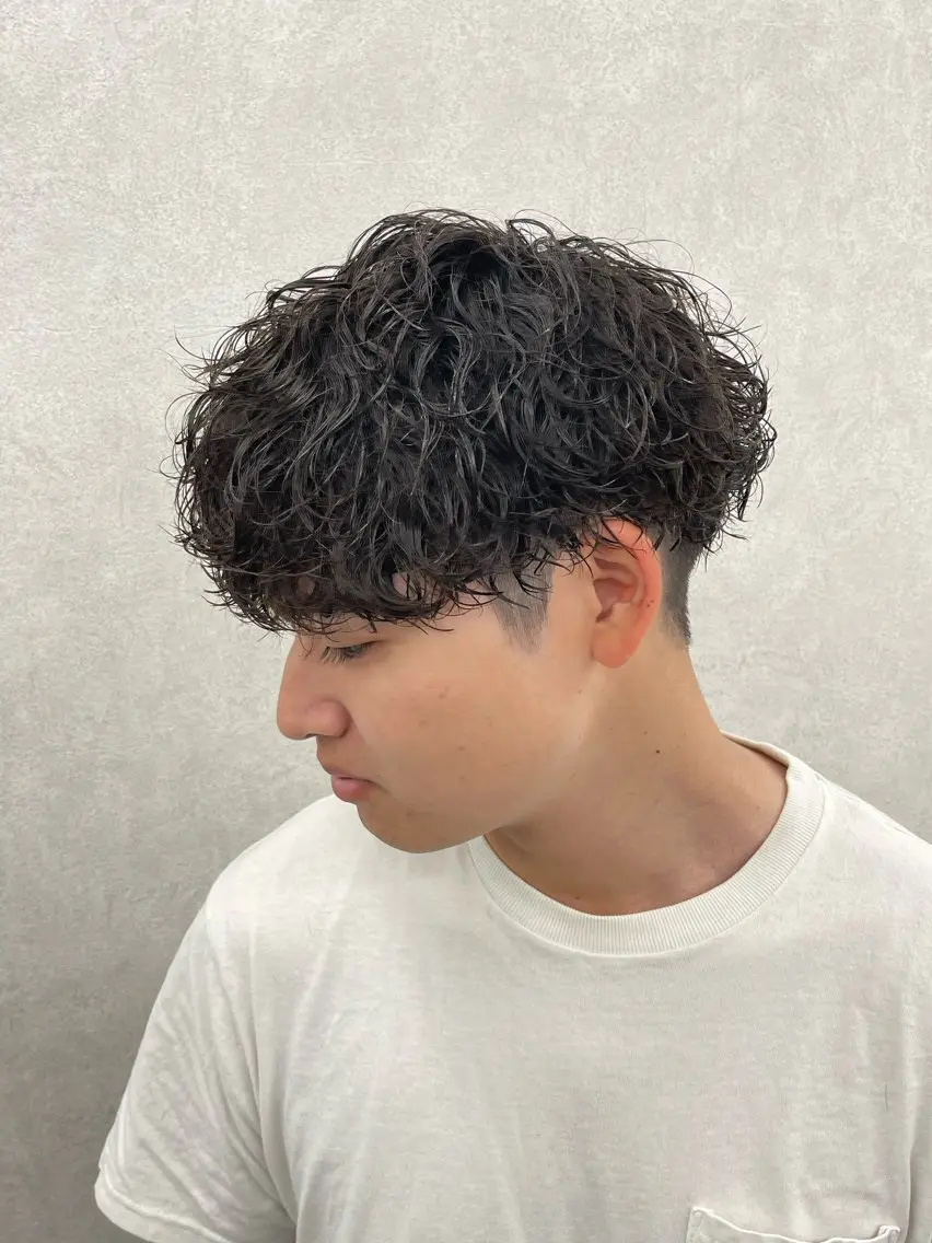 パーマ メンズ センターパート フェードカット マッシュ メンズパーマ メンズツイストパーマ 波巻きスパイラル 近藤剛 浦和のヘアスタイル