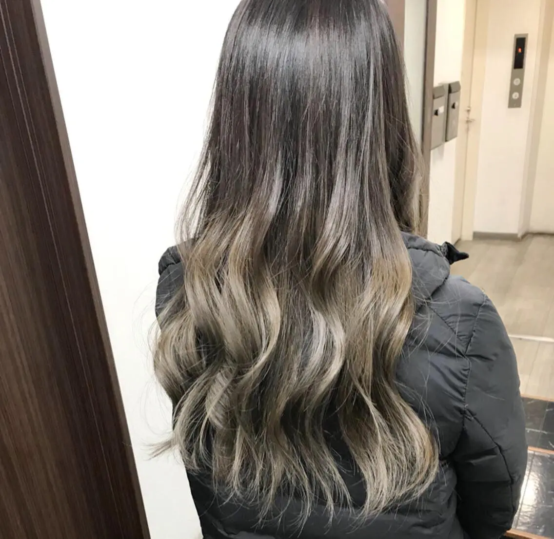 ロング カラー グラデーションカラー ヤナ マネージャーのヘアスタイル
