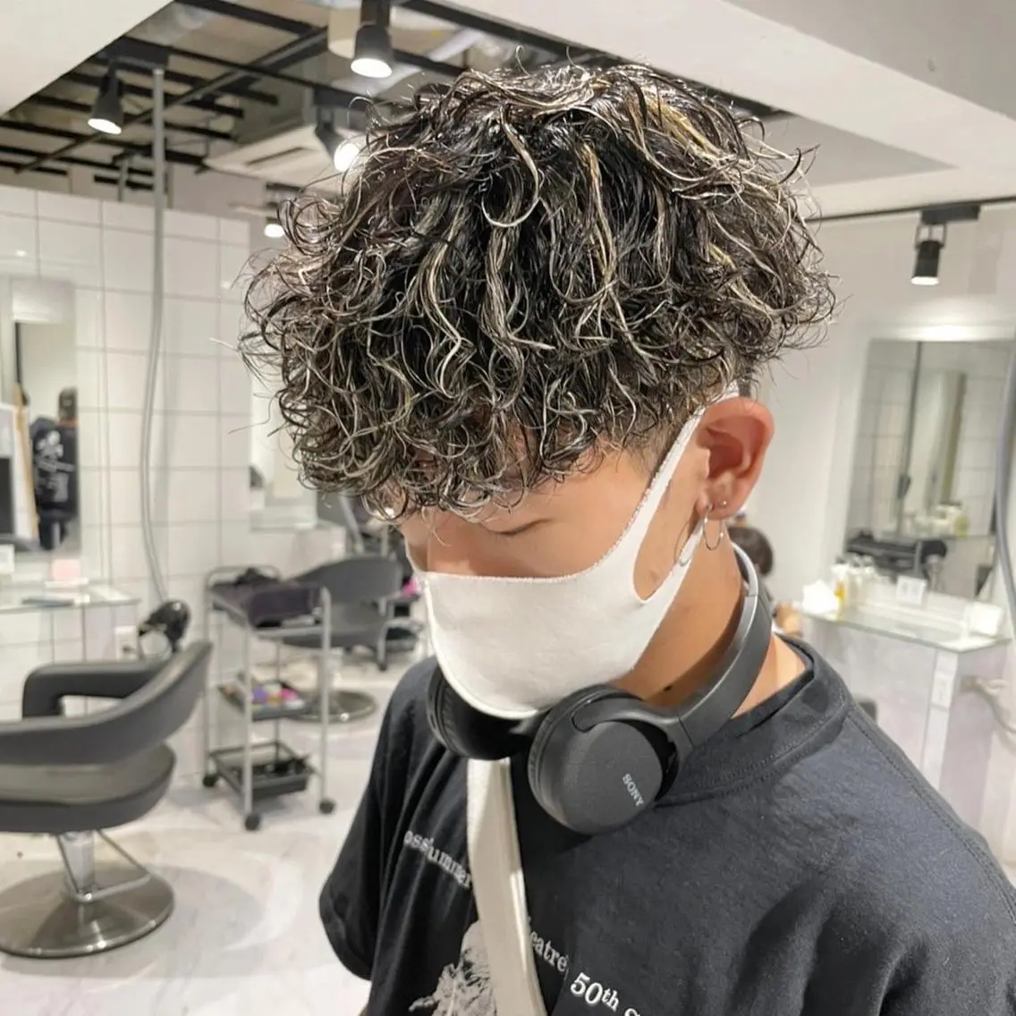 ショート カラー パーマ ヘアアレンジ メンズ アイブロウ センターパート メンズハイライト メンズハイトーン マッシュウルフ マッシュ カット パーマ トリートメント ヘッドスパ ヘアセット スパイキー/フェザー /波巻き/かいとのヘアスタイル