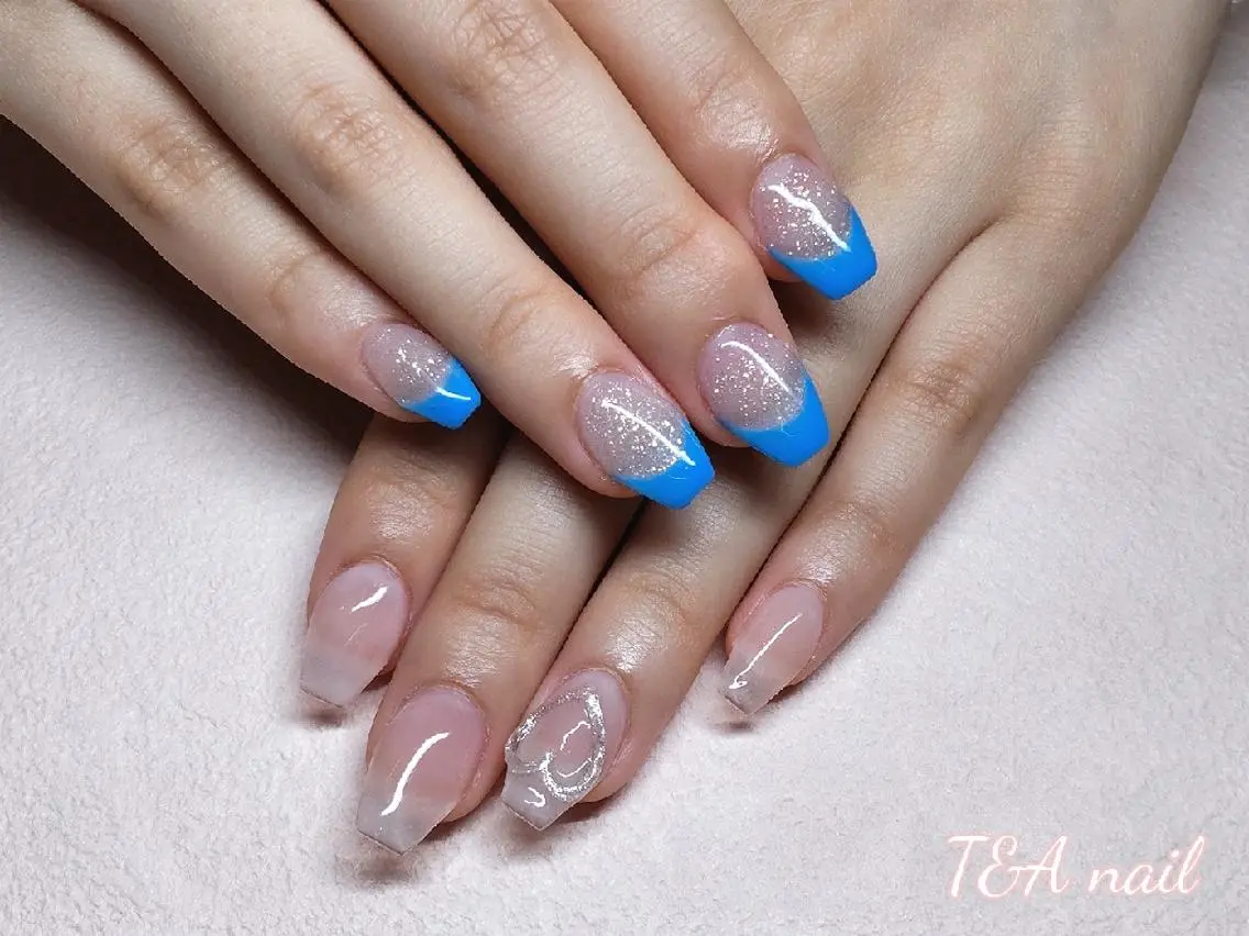 ミディアム ネイル ブルー 長さ出し フレンチネイル ジェルネイル ハート T&A nailのネイルデザイン
