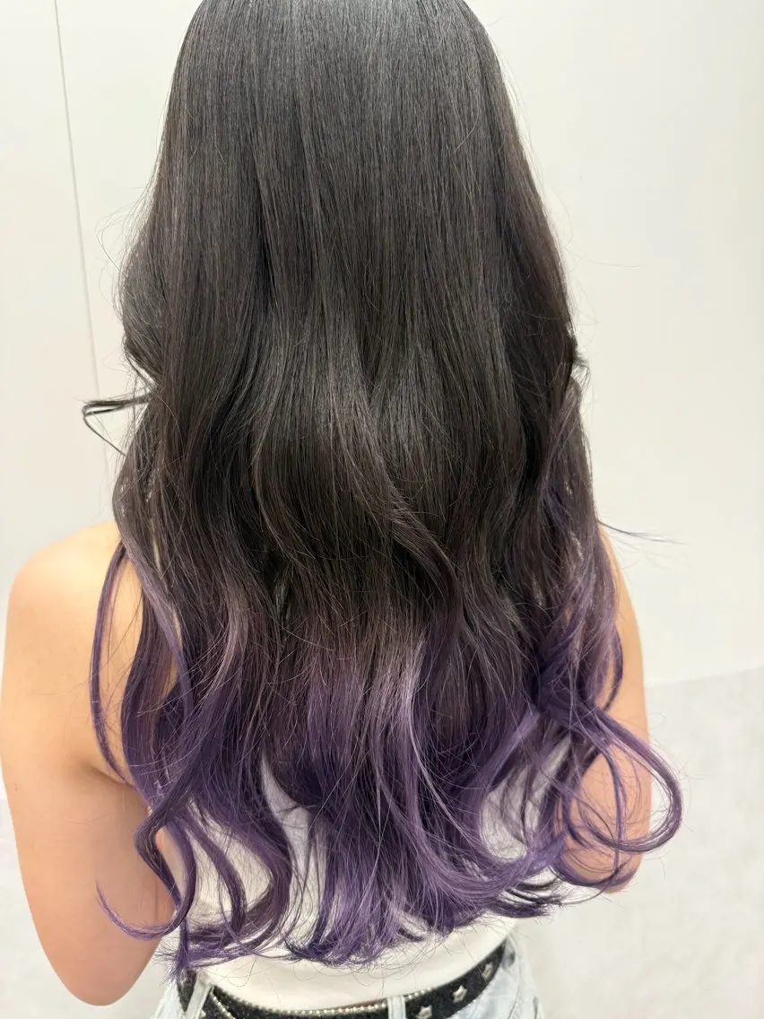 セミロング カラー ブリーチ ケアブリーチ グラデーションカラー ラベンダーカラー パープルカラー ヘアカラー インナーカラー 推し ブリーチ 髪質改善のヘアスタイル