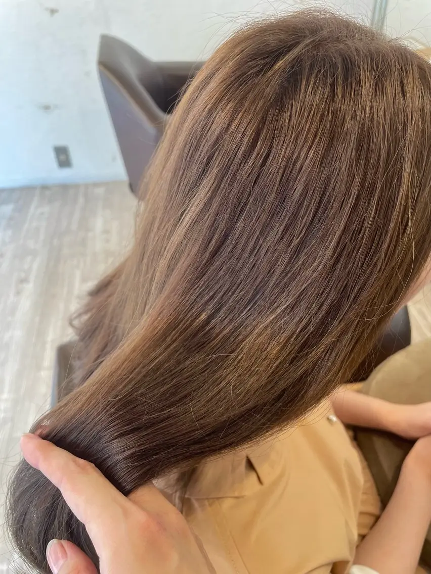 ミディアム カラー ベージュカラー 千野 優由のヘアスタイル
