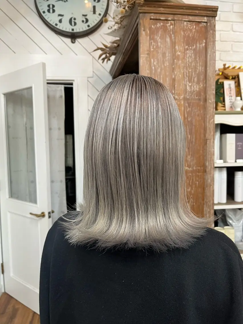 ミディアム カラー バレイヤージュ グラデーションカラー ハイライトカラー シルバー ハイライト カット ヘアカラー トリートメント YUIMARL 倉敷店🌸SAEのヘアスタイル