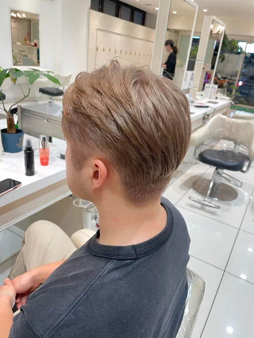 ショート カラー メンズ メンズブリーチ ベージュカラー ブリーチ カット ヘアカラー 樋笠 知佳のヘアスタイル