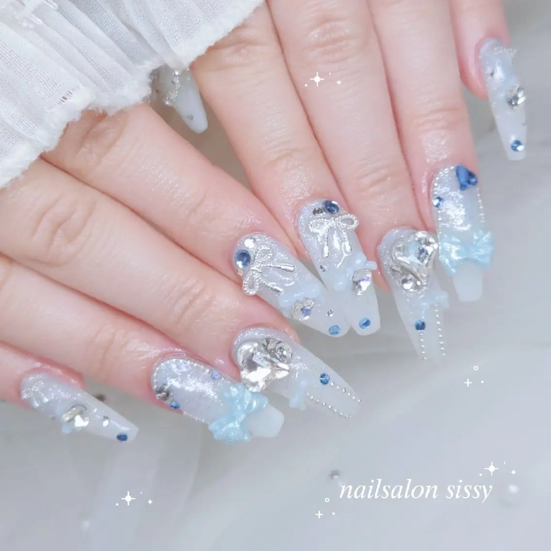 ネイル キラキラネイル 水色 ハンドネイル sissy hatsuneのネイルデザイン