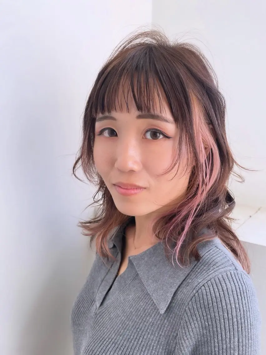 ミディアム カラー ピンクカラー オン眉 ウルフカット 小酒井 智洋のヘアスタイル