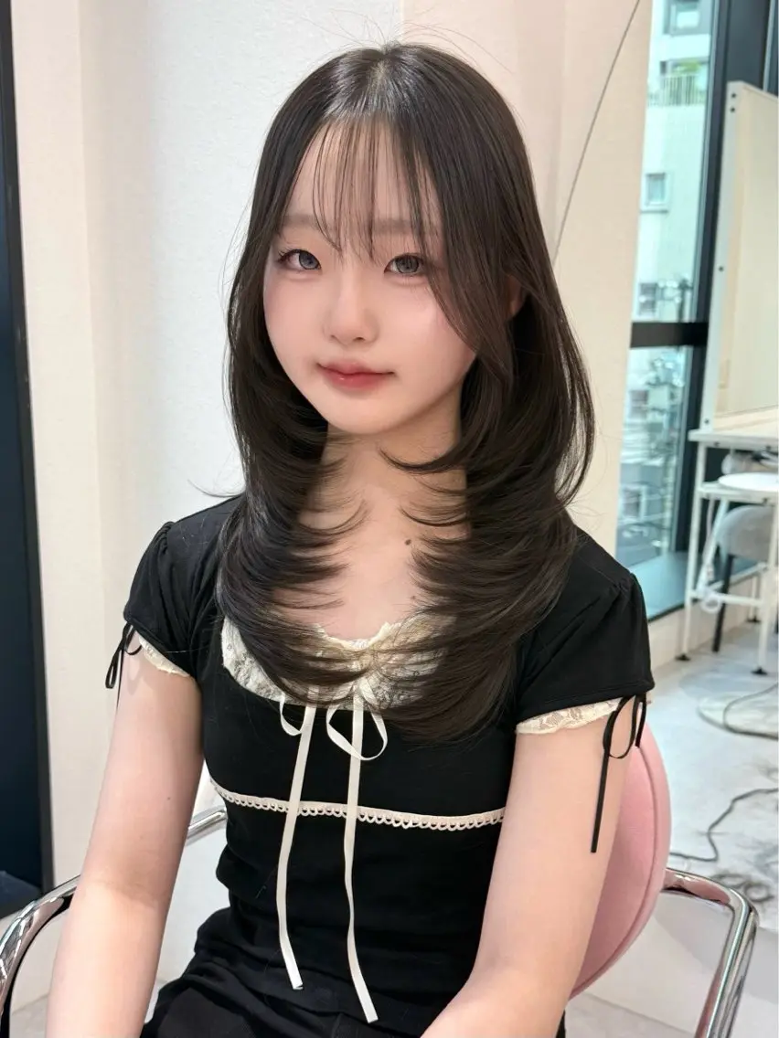 セミロング 顔まわりレイヤー 韓国風ヘア レイヤーカット シースルーバング 🤍髪質改善 🤍透明感カラー🤍のヘアスタイル