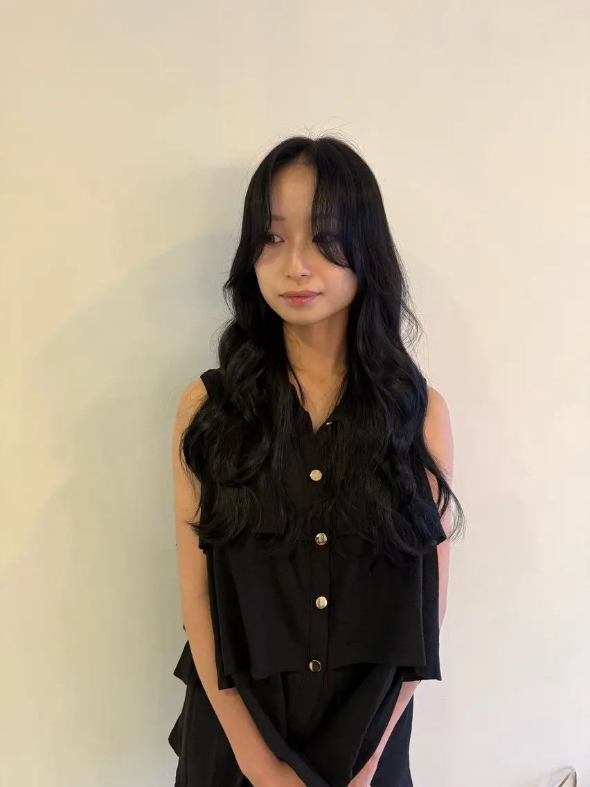 セミロング カラー 黒髪 ブルーカラー ブルーブラック 透明感カラー カット ヘアカラー トリートメント 髪質改善*韓国ヘア* レイヤー*IBUKIのヘアスタイル