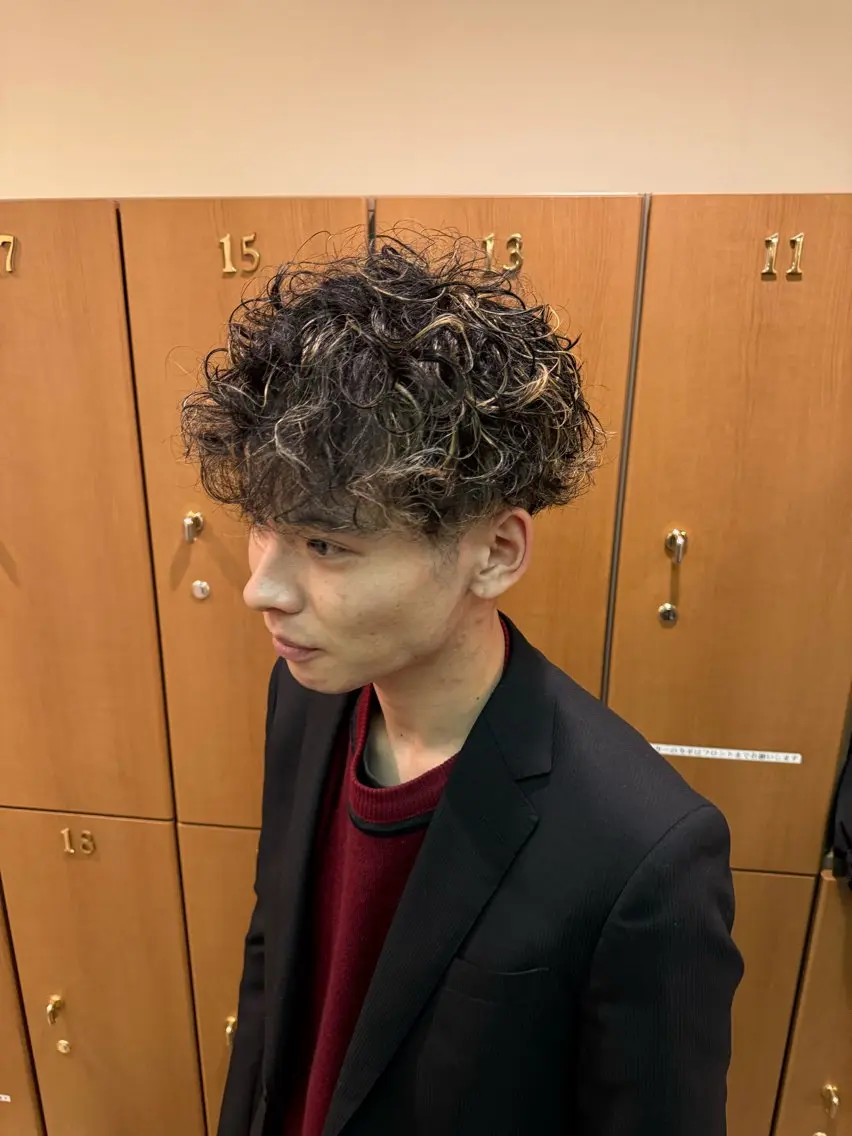 カラー パーマ メンズ メンズハイライト メンズパーマ ハイライトカラー カット パーマ 西出 Nishideのヘアスタイル