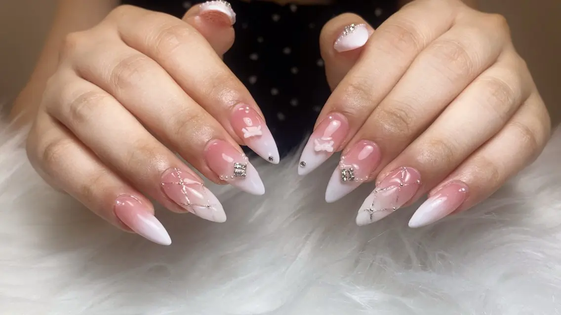 ネイル オーロラネイル ブラウン フラッシュネイル フラワーネイル ホログラムネイル ハンドネイル Rei _Nail 新宿のネイルデザイン