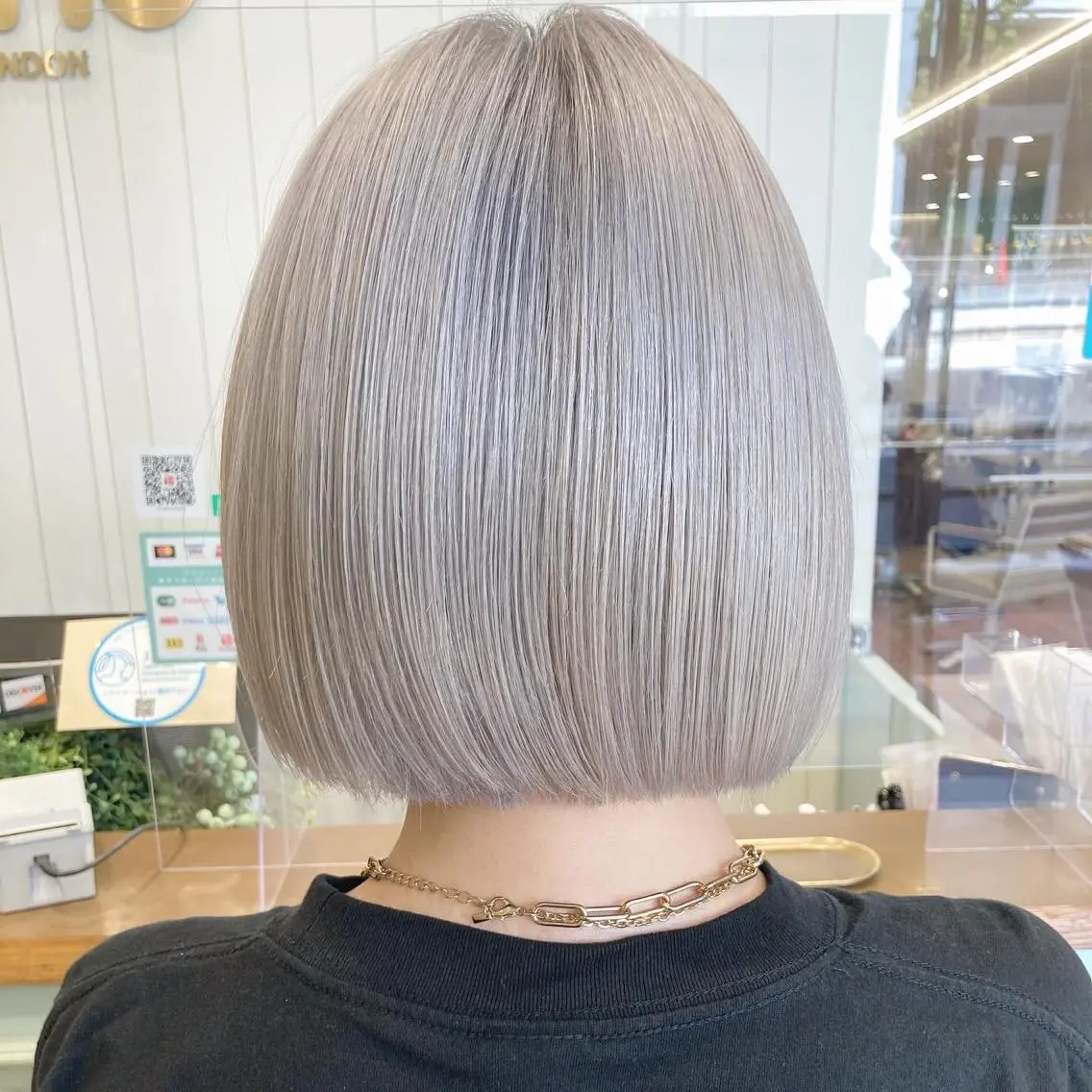ミディアム カラー シルバー ホワイトシルバー ヘアカラー トリートメント ケアブリーチ 坪井佑樹のヘアスタイル