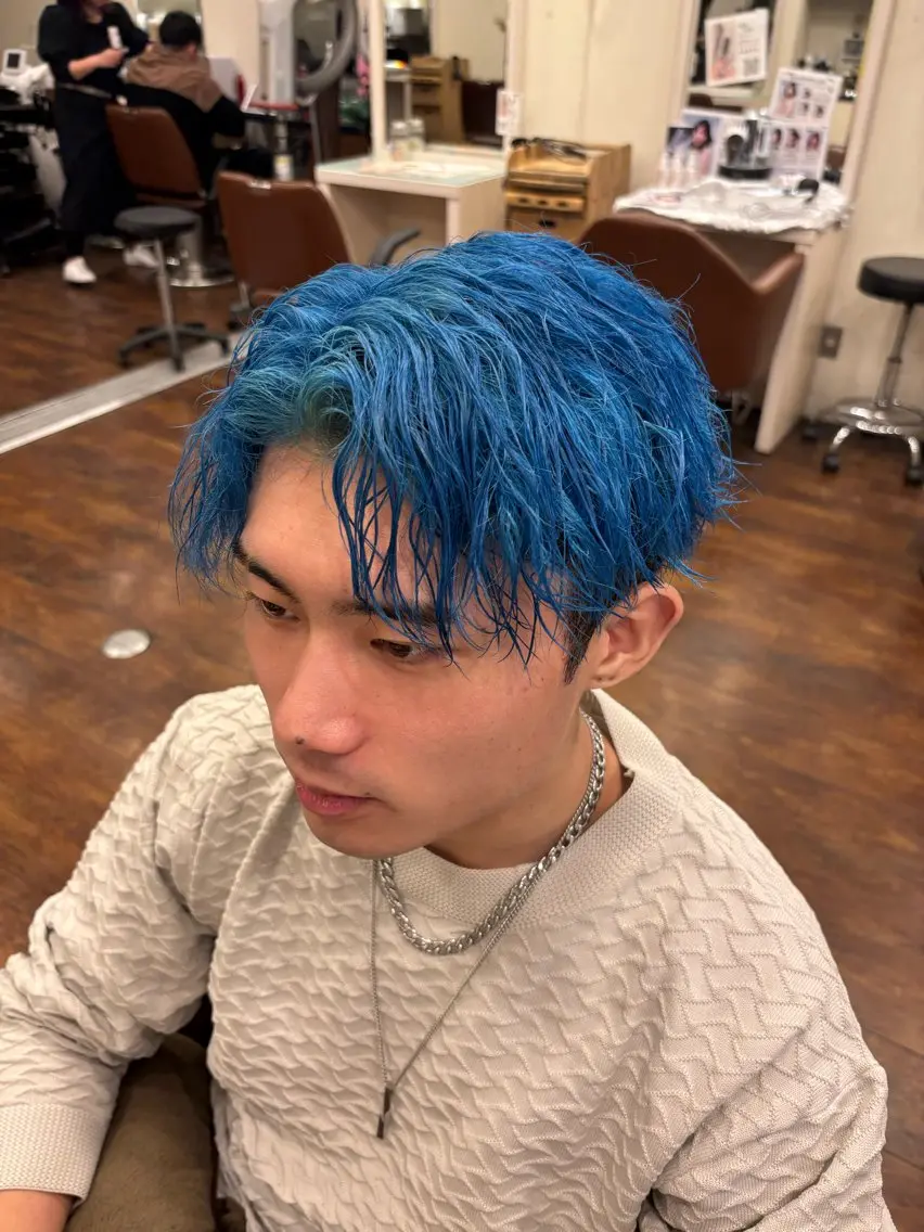 ショート カラー メンズ センターパート 波巻きパーマ アクアカラー ブルーカラー 井上 悠人のヘアスタイル