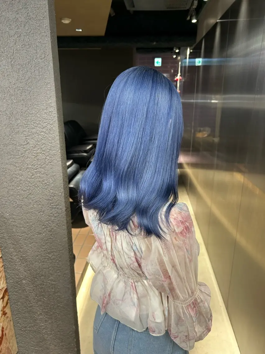 セミロング カラー ブリーチ ブルーカラー ✅ケアブリーチ✅ トヨオカ ノブヒデのヘアスタイル