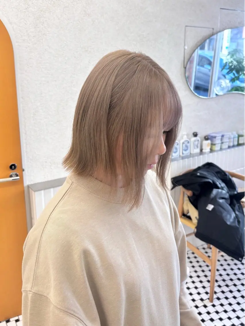 カラー ヘアカラー 🧸柔らかベージュ/ 顔周りレイヤー/ミクのヘアスタイル