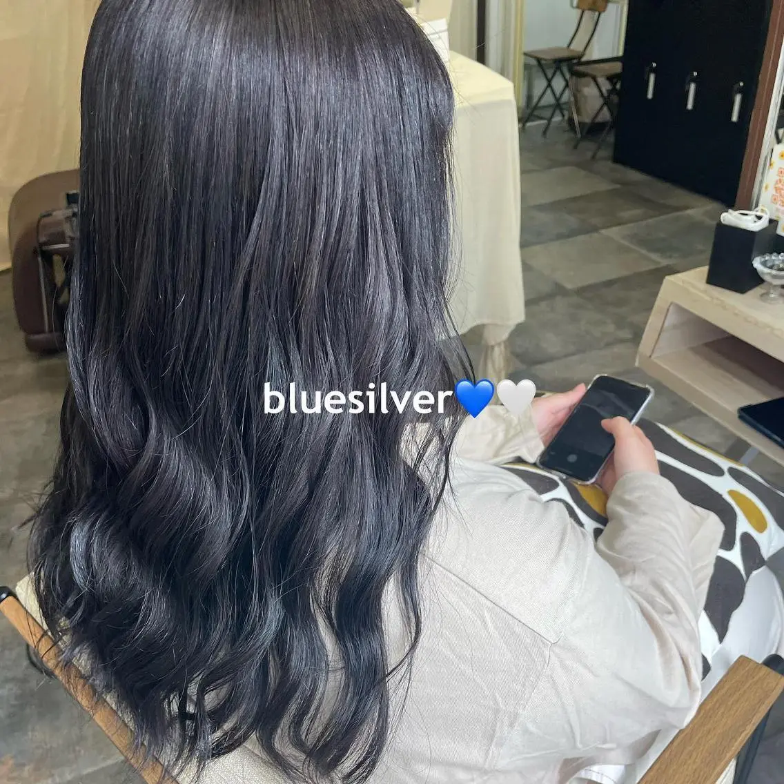 ミディアム カラー ブルーカラー ハイトーンカラー シルバー 吉村 夏椰のヘアスタイル