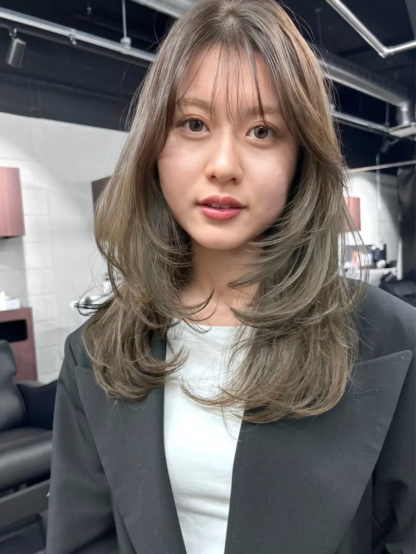 セミロング カラー ベージュカラー 透明感カラー オリーブベージュ レイヤーカット カット ヘアカラー Pia ツボイ ケイタのヘアスタイル