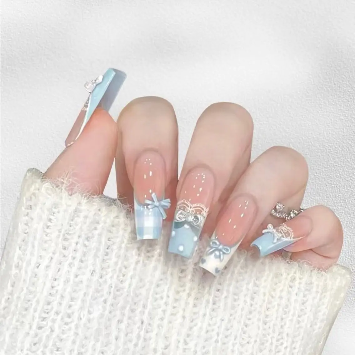 ネイル ブルー ジェルネイル 韓国ネイル ロングネイル リボン ハンドネイル Blingg NailStudioのネイルデザイン