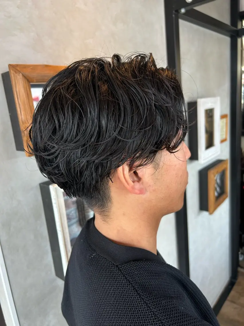 パーマ メンズ センターパート フェザーパーマ メンズパーマ ツーブロック 刈り上げ 岡田 七海のヘアスタイル
