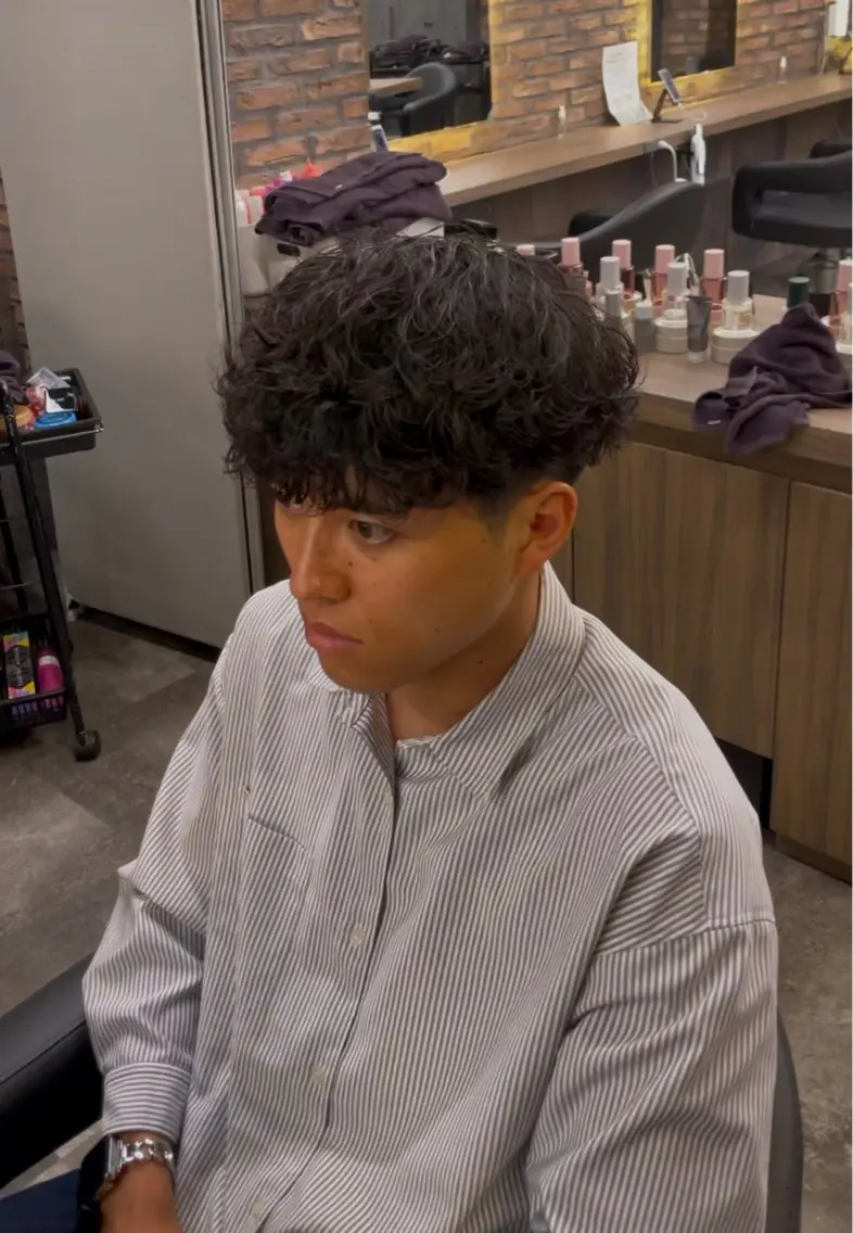 ショート カラー パーマ ヘアアレンジ メンズ キッズ アップバング センターパート メンズハイライト マッシュ メンズパーマ 波巻き/シャドウ/ 特化 福田朝輝のヘアスタイル