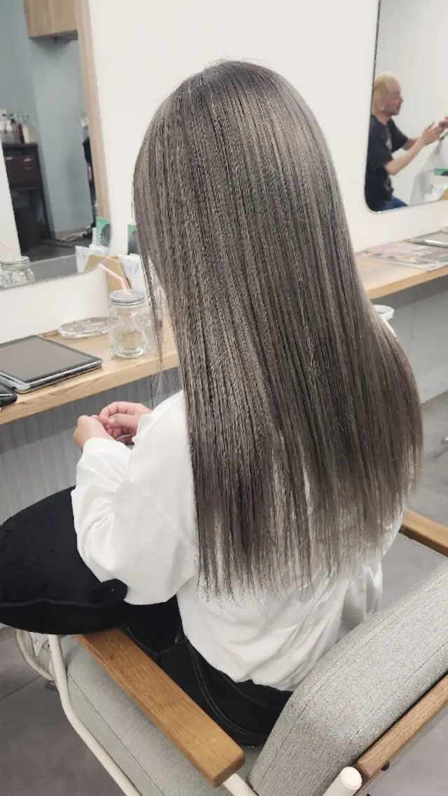 ロング カラー ブリーチ カット ヘアカラー Era Hatsuneのヘアスタイル