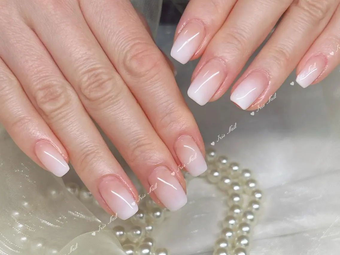ネイル アートネイル チークネイル フレンチネイル ジェルネイル ホログラムネイル ハンドネイル ハンドケア 🍒IRIS Nail🌸のネイルデザイン